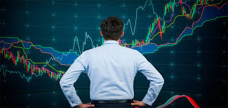 Un hombre está observando una serie de gráficas de colores en una pared